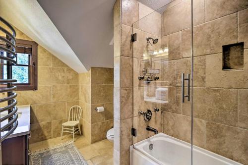 une salle de bain avec douche et baignoire dans l'établissement Dtwn Breckenridge Escape with Balcony French Fox, à Breckenridge