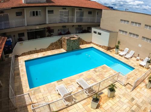 una vista aérea de una piscina con sillas y un edificio en Lito Palace Hotel, en Registro