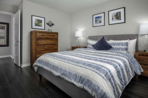 a bedroom with a bed with a blue and white comforter at Luray Terrace in Portland
