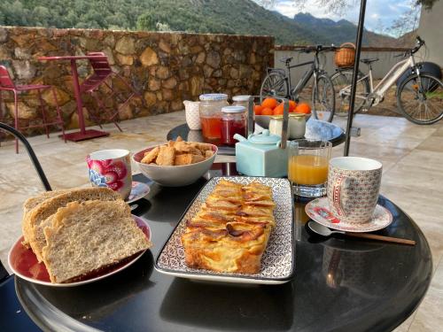 een zwarte tafel met eten en drinken erop bij CASA VOLTEGIRA in Manso