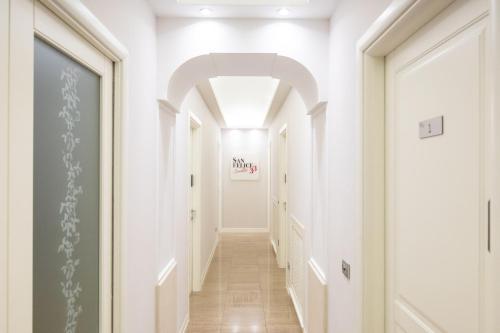 a hallway with white walls and a ceiling with an archway at Sanfelice 33 Luxury Suites in Naples