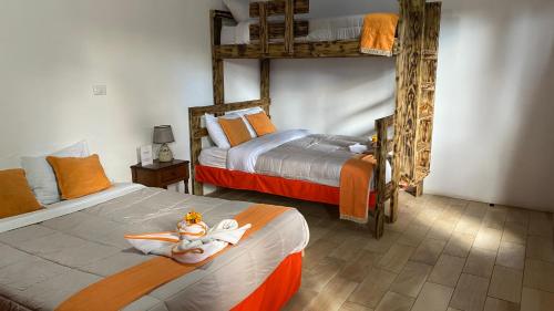 2 camas en una habitación con 2 literas en Hotel Your House, en Alajuela