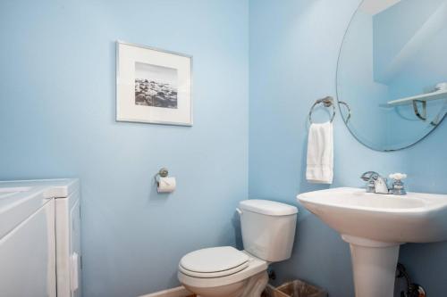 une salle de bain bleue avec des toilettes et un lavabo dans l'établissement Driftwood Bella Beach, à Depoe Bay