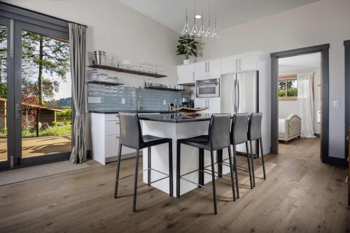 Η κουζίνα ή μικρή κουζίνα στο Dundee Hills Villa