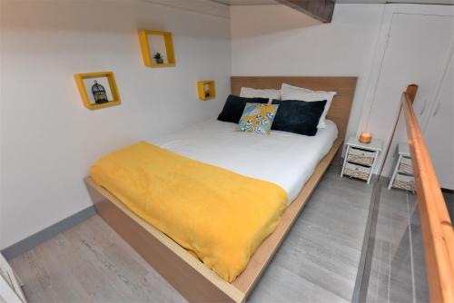Een bed of bedden in een kamer bij Sparkling Life - Epernay centre