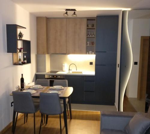 Jahorinska Vila, apartman Teoにあるキッチンまたは簡易キッチン