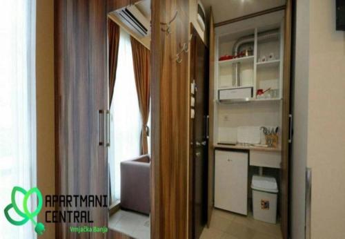 porta aperta a una cucina con divano di Apartmani Central 2.0 & Free parking a Vrnjačka Banja