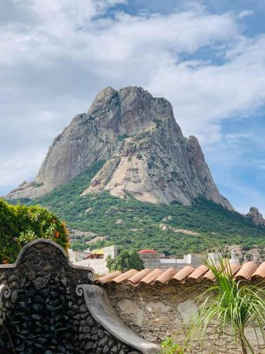 a mountain in the distance with a building in front at Hotel 19 de Enero Centro in Bernal
