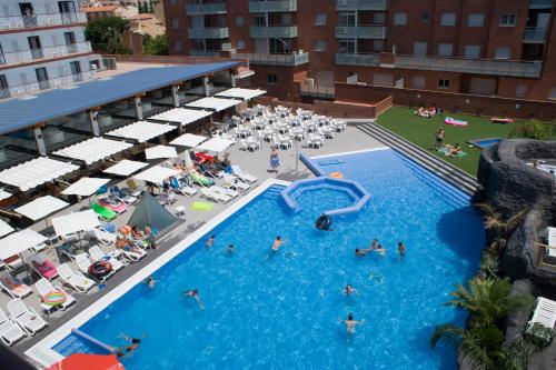uma vista superior de uma piscina com pessoas nela em Hotel Papi em Malgrat de Mar
