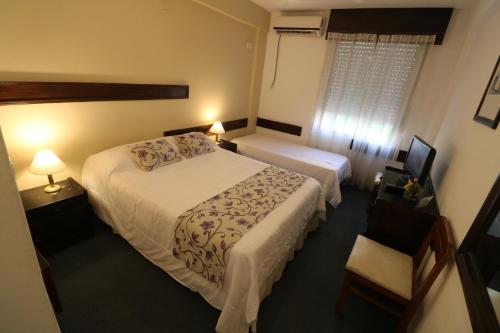 Ένα ή περισσότερα κρεβάτια σε δωμάτιο στο Hotel Arona