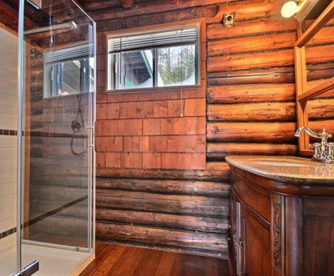 La salle de bains est pourvue d'une douche et d'un lavabo. dans l'établissement Les Chalets Sauvignon, à Mont-Tremblant