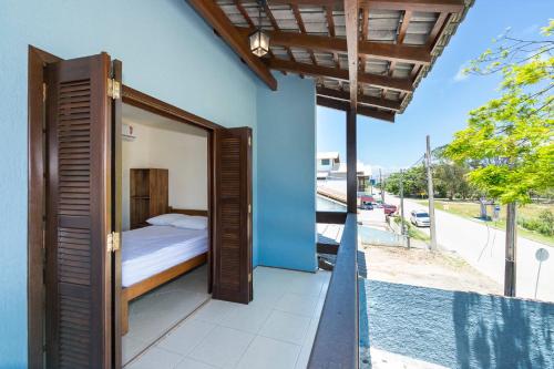 a bedroom on the balcony of a house at Casa Patta - 05 dormitórios, com piscina. in Bombinhas