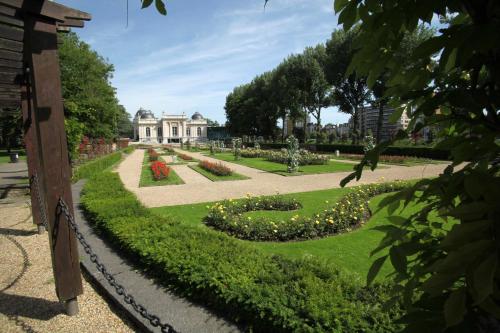 a garden with the letter g in front of a house at Chaleureux bel Espace - Confort et Harmonie in Liège