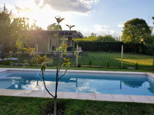 uma piscina no quintal de uma casa em Casa en Vistalba para dos personas con yacuzzi de temporada en la terraza em Luján de Cuyo