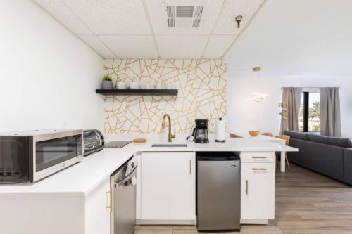 eine Küche mit einer Mikrowelle und einer Arbeitsplatte in der Unterkunft Modern Studio on I-Drive: parking + pool included in Orlando
