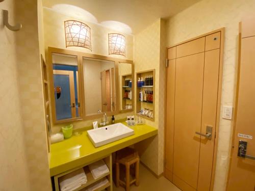 a bathroom with a sink and a mirror at リージェンシー in Takata