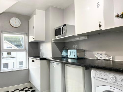 A kitchen or kitchenette at Coastline Retreats - Cloud9 Newly Renovated, Beautiful Ensuite Rooms Near Seafront in Town Centre, Netflix, SuperFast WiFi, Communal Kitchen