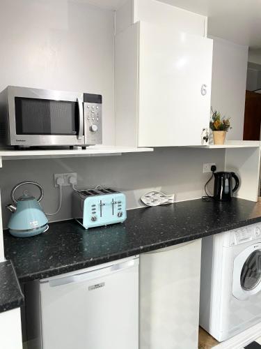 Кухня или мини-кухня в Cloud9 Guest House - by Coastline Retreats - Newly Renovated, Beautiful Ensuite Rooms Near Seafront in Town Centre, Netflix, SuperFast WiFi, Communal Kitchen
