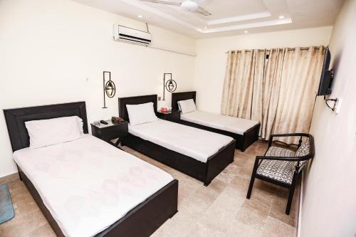En eller flere senge i et værelse på Thikana Hotel