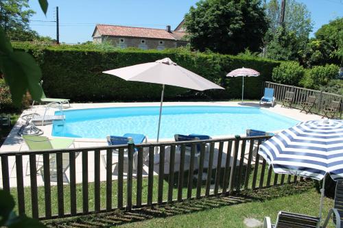 בריכת השחייה שנמצאת ב-Logis Hotels- Auberge de la Tour - Hôtel et restaurant או באזור