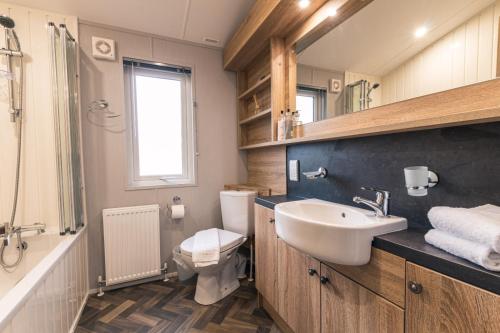 Ванна кімната в The Haven Lodge with Hot Tub