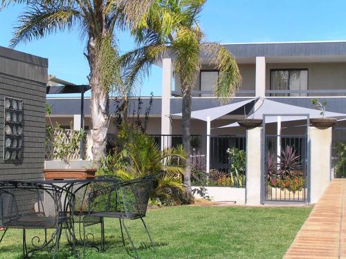 Κήπος έξω από το Dongara Old Mill Motel