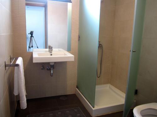 een badkamer met een wastafel en een douche bij Casa Das Furnas in Furnas