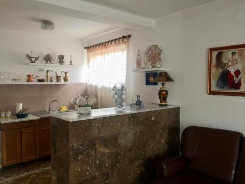 una cocina con una gran encimera de piedra en una habitación en Apartman Balkan, en Visoko