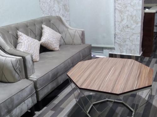 - un salon avec un canapé et une table basse dans l'établissement Iwaa Alkharj Apartments, à Al Kharj