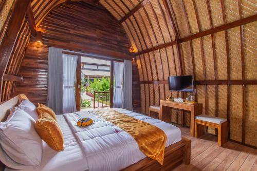 a bedroom with a bed in a room with a window at Mailaku House in Kerobokan