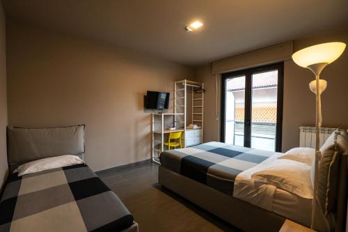 um quarto com 2 camas e uma janela em Dannunziano Aparthotel em Chieti