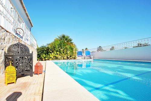 una piscina accanto a un edificio di Villa Monaco a Guia