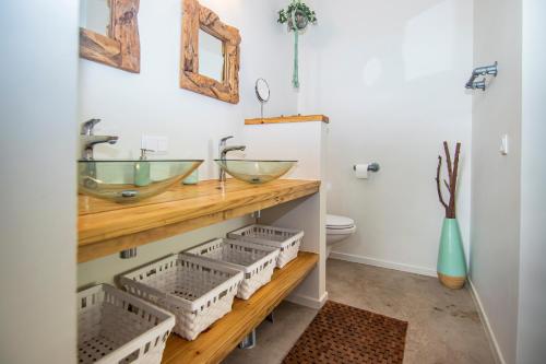 a bathroom with two sinks and a toilet at Hakuna Matata in Jan Thiel