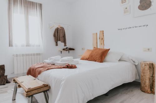 A bed or beds in a room at Casa Rural El Aceitunero