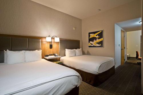 Ένα ή περισσότερα κρεβάτια σε δωμάτιο στο Hawthorn Suites by Wyndham-Oakland/Alameda