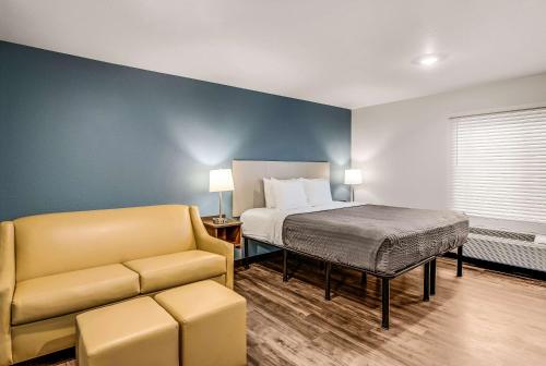 En eller flere senge i et værelse på WoodSpring Suites West Des Moines