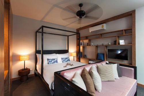 Wings Phuket Villa by Two Villas HOLIDAY tesisinde bir odada yatak veya yataklar