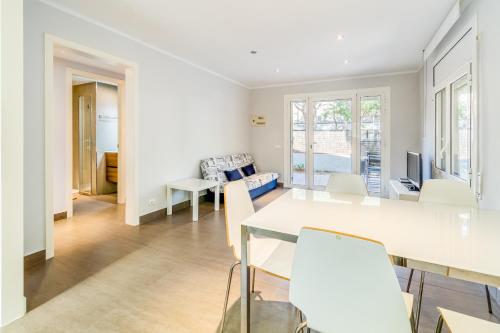 a dining room and living room with a table and chairs at Hauzify I Apartament Edelweiss in Platja  d'Aro
