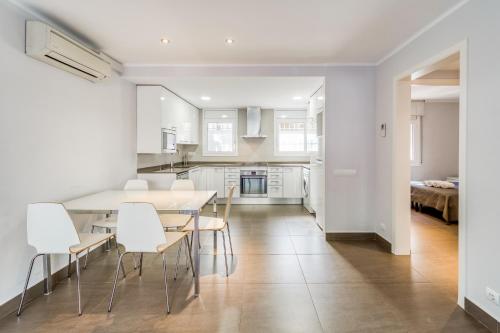 a kitchen and dining room with a table and chairs at Hauzify I Apartament Edelweiss in Platja d'Aro