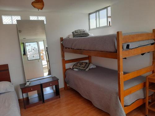 Двухъярусная кровать или двухъярусные кровати в номере Hostal Pampaloja