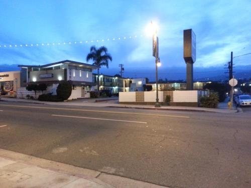 an empty street with a building and a street light at Guest Harbor Inn- Port Of Los Angeles San Pedro in San Pedro
