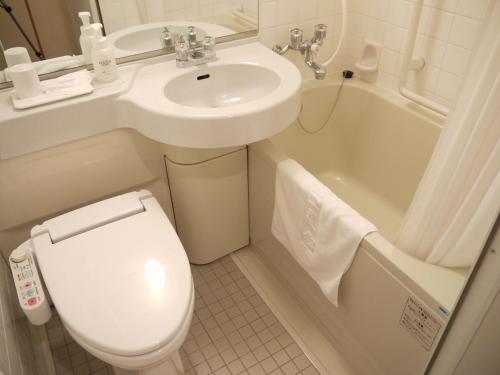 un piccolo bagno con servizi igienici e lavandino di Apple Palace Aomori ad Aomori