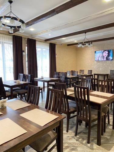 a dining room with wooden tables and chairs at Солодкий Гранат in Slavske