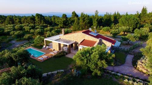 eine Luftansicht eines Hauses mit Pool in der Unterkunft Avista Private Resort in Vourvourou