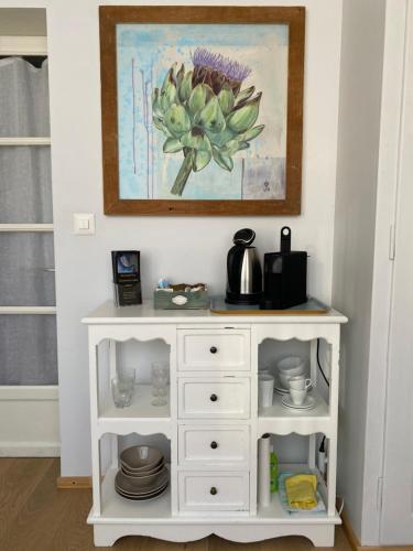 Utensilios para hacer té y café en Lovely studio in a villa from 18th century