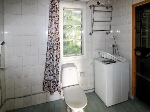 にあるStrandkullaのバスルーム(トイレ付)、窓が備わります。