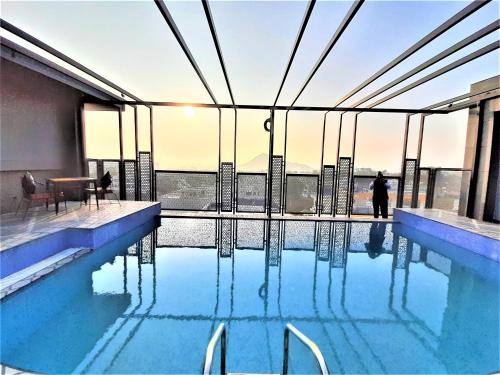 สระว่ายน้ำที่อยู่ใกล้ ๆ หรือใน Suvin Residency with Rooftop Swimming Pool