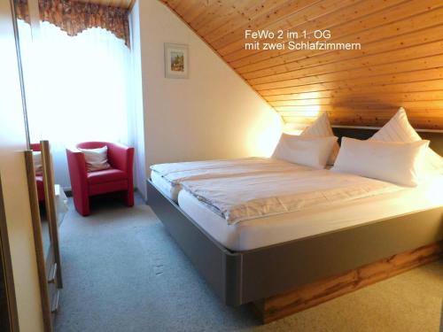 1 dormitorio con 1 cama con techo de madera en Ferienwohnung "Am Muschwitztal" Bad Steben / Carlsgrun, en Bad Steben