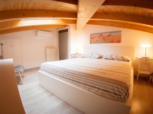 een slaapkamer met een groot bed in een kamer bij FLATS 15 - New Opening in Rome