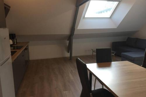 een keuken en eetkamer met een tafel en een raam bij APPARTEMENT T2 in Saint-Brieuc